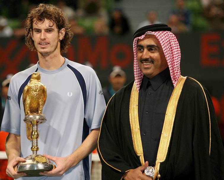Andy con lo sceicco Mohammed bin Falah al Thani alla premiazione del torneo del Qatar del 2008 (Epa)